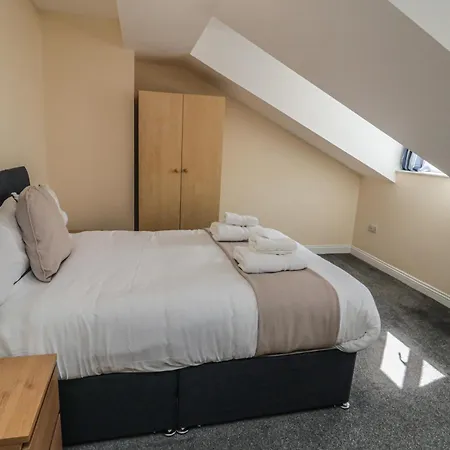 The Newborough 5 Apartment *
